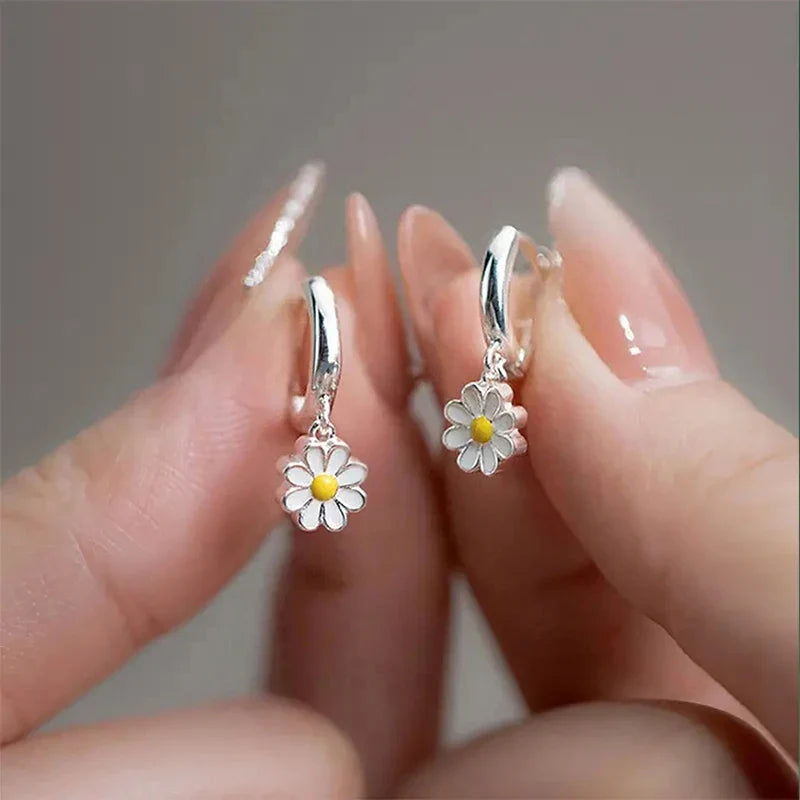 Huitan Chic Little Daisy Pendant Earrings Lady Graceful Everyday Jewelry Sweet Fresh Style Silver Color Delicate Accessories